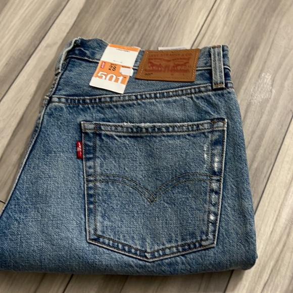 Mid-rise vintage levis/ super cute/ brand new - Picture 3 of 4